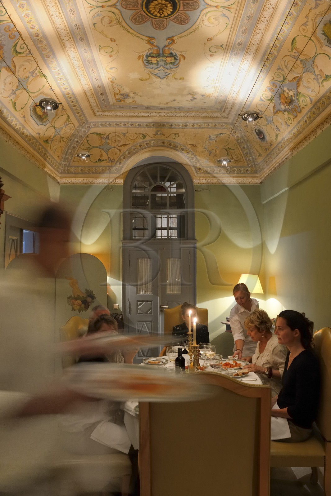 Grèce, Les Cyclades, mer Égée, île de Santorin (Thira ou Théra), village de Pyrgos, l'hôtel Relais & Châteaux Zannos Melathron, la salle à manger