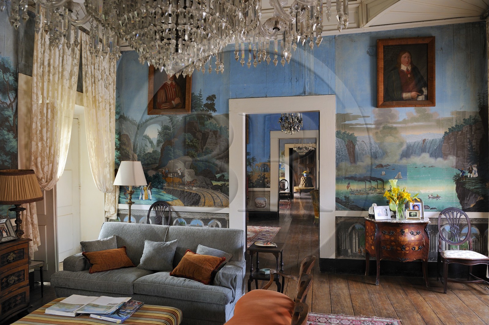 Portugal, région du Minho, Guimaraes, la Casa de Sezim, maison vinicole et d'hôtes, le salon décoré par le papier peint d'origine (vers 1850) de la manufacture Jean Zuber de Rixheim en Alsace