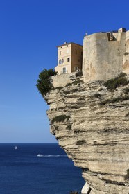 France, Corse-du-Sud (2A), Bonifacio, la vieille ville ou Haute Ville perchée sur des falaises de calcaire de plus de 60 mètres de haut
