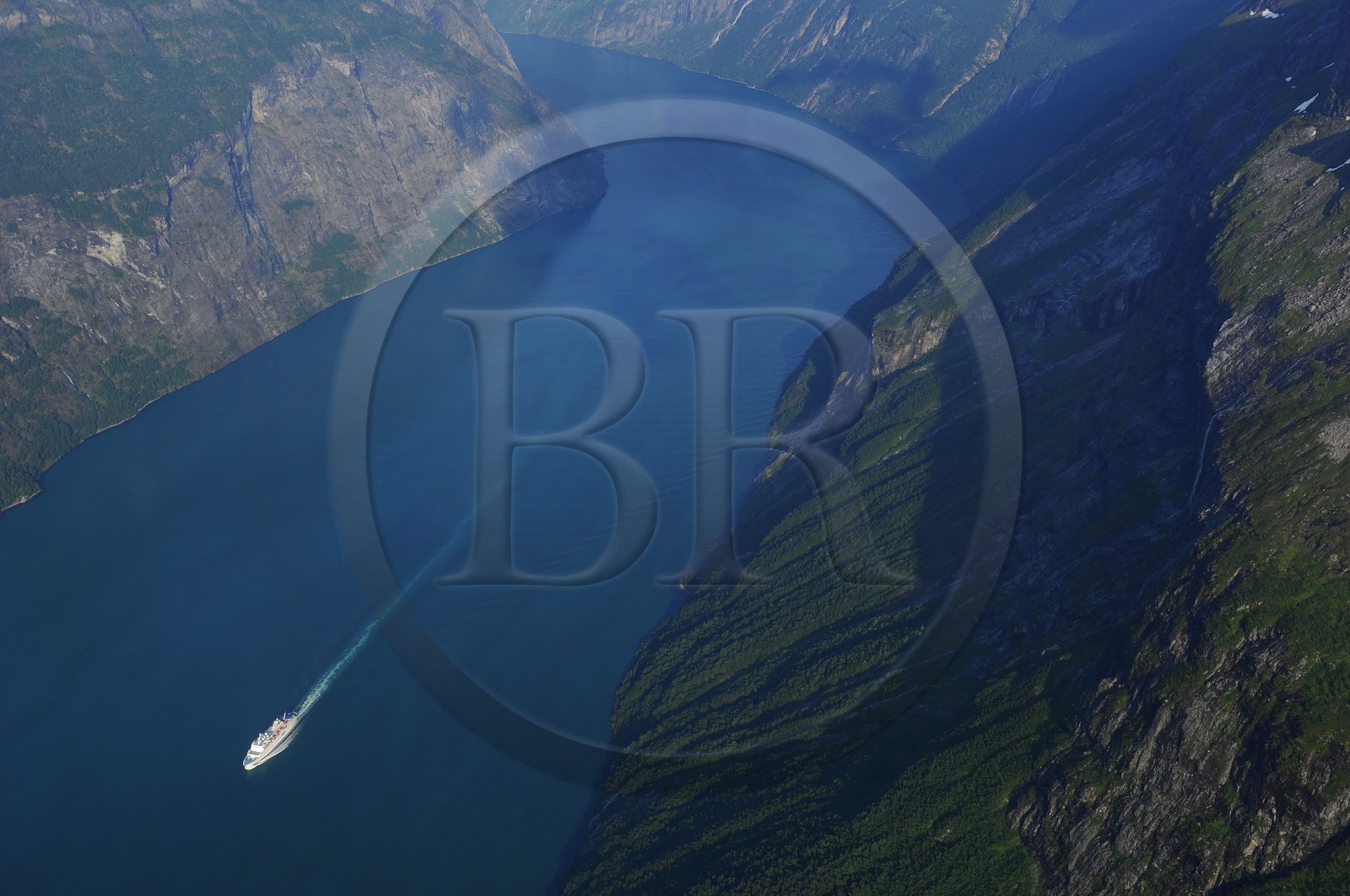 Norvège, More Og Romsdal, bateau de croisière dans le Geirangerfjord (vue aérienne)