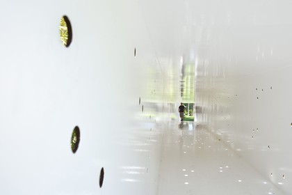 France, Var (83), Le Muy, Fondation Bernar Venet, l'intérieur du pont-tube en acier oeuvre de Bernar Venet au dessus de la rivière Nartuby