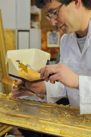 France, Yvelines (78), château de Versailles, ateliers de restauration du château, atelier de dorures, Laurent Hissier travaillant sur un cadre de tableau