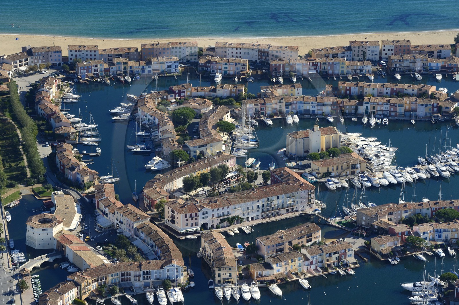 France, Var (83), golfe de Saint-Tropez, la cité lacustre de Port-Grimaud (vue aérienne)
