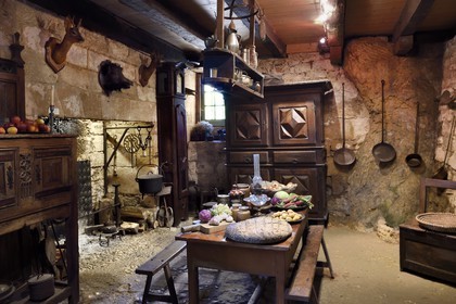France, Dordogne (24), Périgord Noir, vallée de la Vézère, Tursac, maison fortifiée troglodytique de Reignac du XVIe siècle, la cuisine
