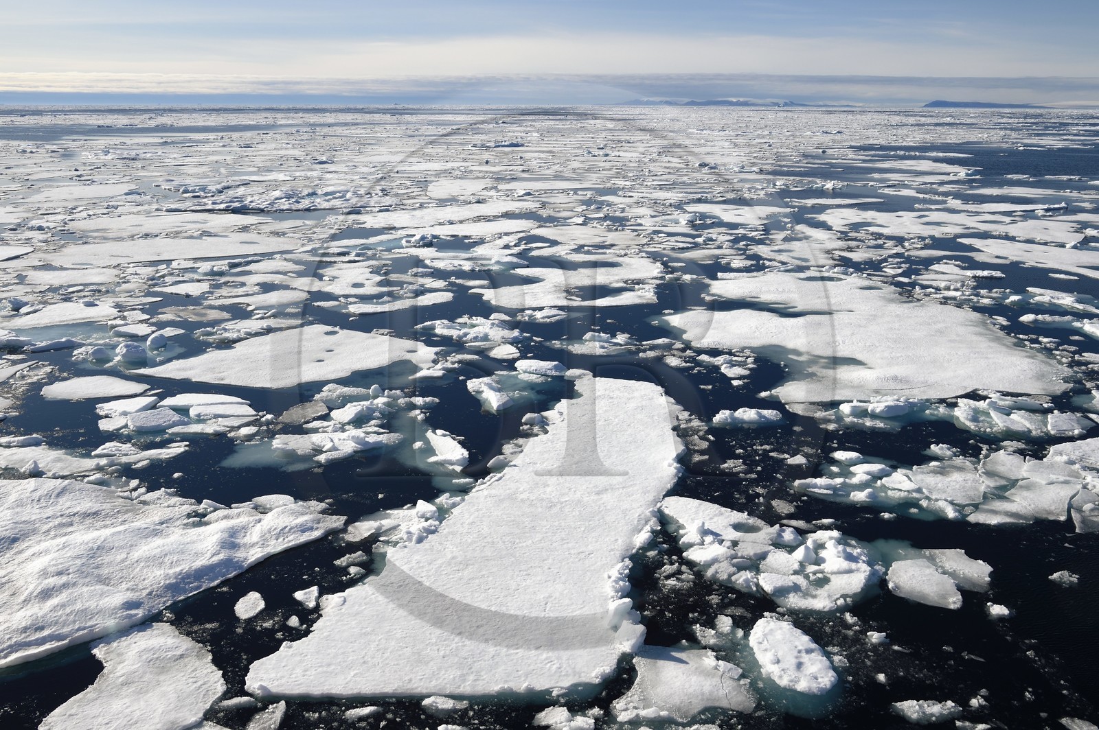 Groenland, cote Nord-Ouest, Smith sound au nord de la baie de Baffin, morceaux de glace de la banquise arctique et la côte canadienne de l'ile d'Ellesmere en arrière plan