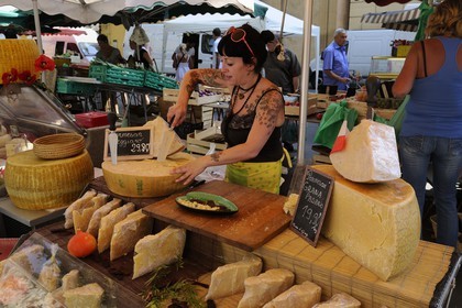 France, Bouches-du-Rhône (13), Aix-en-Provence, marché place de l'Hôtel de ville, vente de parmesan à l'étal de fromage
