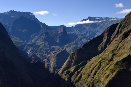 France, Ile de la Reunion, Parc National de la Réunion classé Patrimoine Mondial de l'UNESCO, La Possession, vers le village de Dos d'Ane, randonnée de la Roche Bouteille par le sentier Cap Noir, la Rivière des Galets qui débouche sur le Cirque de Mafate, le sentier de la canalisation des Orangers à droite dans la montagne