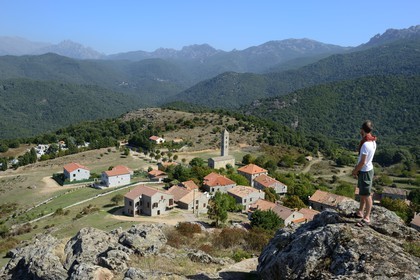 France, Corse-du-Sud (2A), Alta Rocca, Carbini, l'église Saint-Jean-Baptiste et son campanile, le village était au coeur du mouvement hérétique des Giovannali