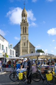 France, Vendée (85), Saint-Gilles-Croix-de-Vie, le marché côté Croix-de-Vie et l'église Sainte-Croix à l'arrière-plan