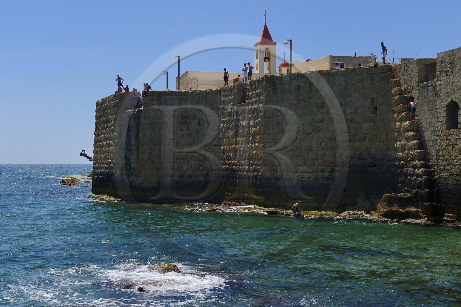 Israel, district Nord, Galilée, Acre (Akko), vieille ville, classée Patrimoine Mondial de l'UNESCO, le port pisan et l'église Saint Jean dominant la muraille maritime