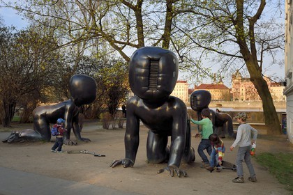République Tchèque, Prague, quartier de Kampa, les Miminka Babies de l'artiste David Cerny