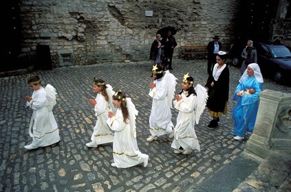 France, Bouches-du-Rhône (13), Les Baux-de-Provence, labellisé Les Plus Beaux Villages de France, jeunes anges allant à la messe (Noël provençal)