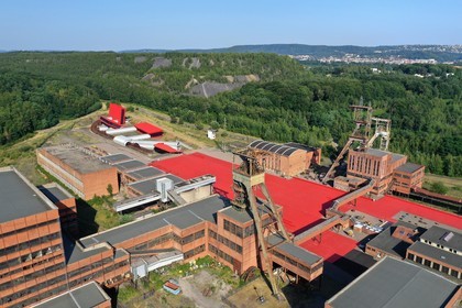 France, Moselle (57), Petite-Rosselle, le musée du carreau Wendel, le carreau Wendel et ses puits, terrils et la ville de Forbach en arrière plan (vue aérienne)
