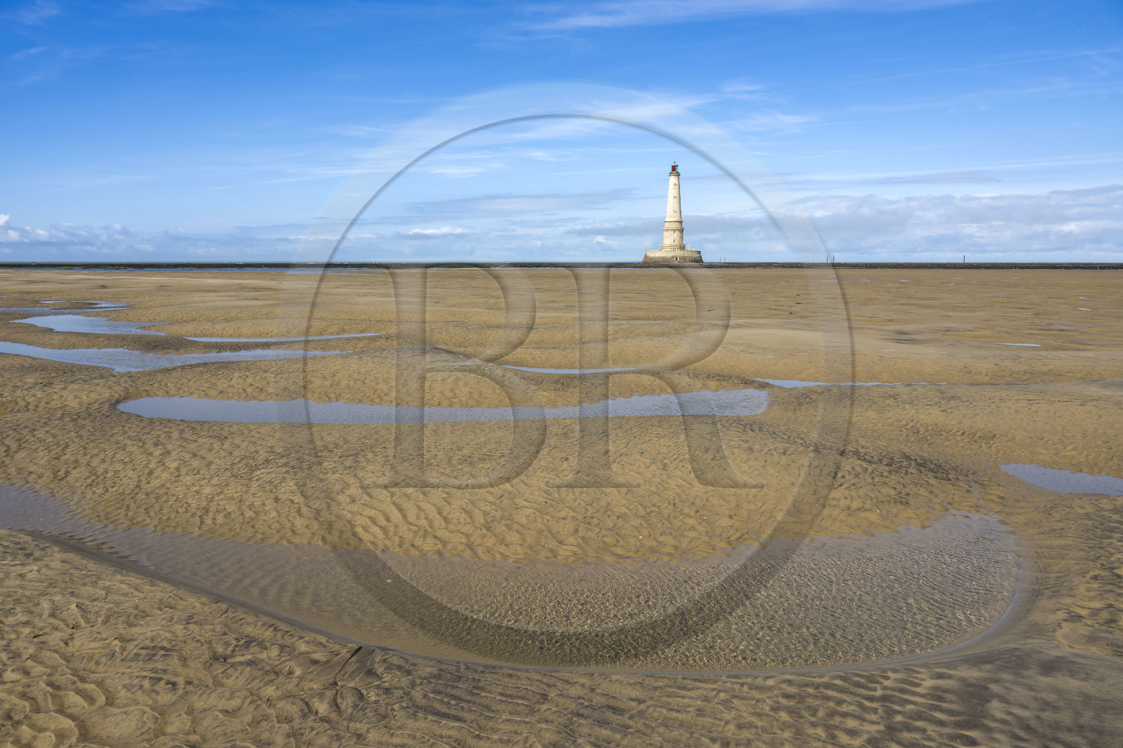 France, Gironde (33), le Verdon-sur-Mer, plateau rocheux de Cordouan à marée basse, phare de Cordouan, classé Patrimoine Mondial de l'UNESCO