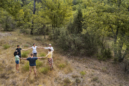 France, Var (83), Provence Verte, Bras, Académie du Bain de Forêt Provençale, forêt du domaine Le Peyrourier - une campagne en Provence, Constanze Coisne guide le Shinrin Yoku (vue aérienne)