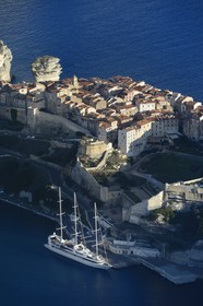 France, Corse-du-Sud (2A), Bonifacio, les falaises calcaires, la citadelle et la vieille ville (vue aérienne)