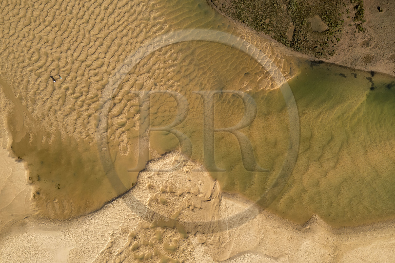 Portugal, Algarve, Parc Naturel de la Ria Formosa, Tavira, plage du village de Cacela Velha (vue aérienne)