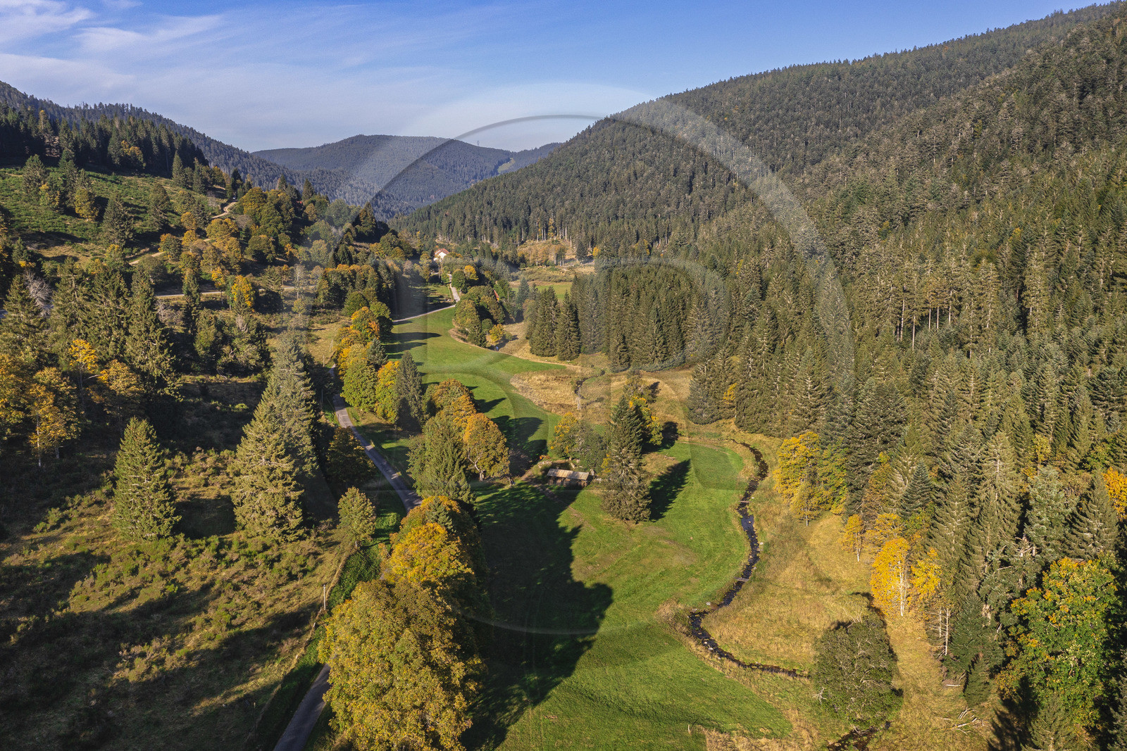 France, Vosges (88), Le Valtin, village de la haute-vallée de la Meurthe, la vallée en contrbas du col de la Schlucht (vue aérienne)