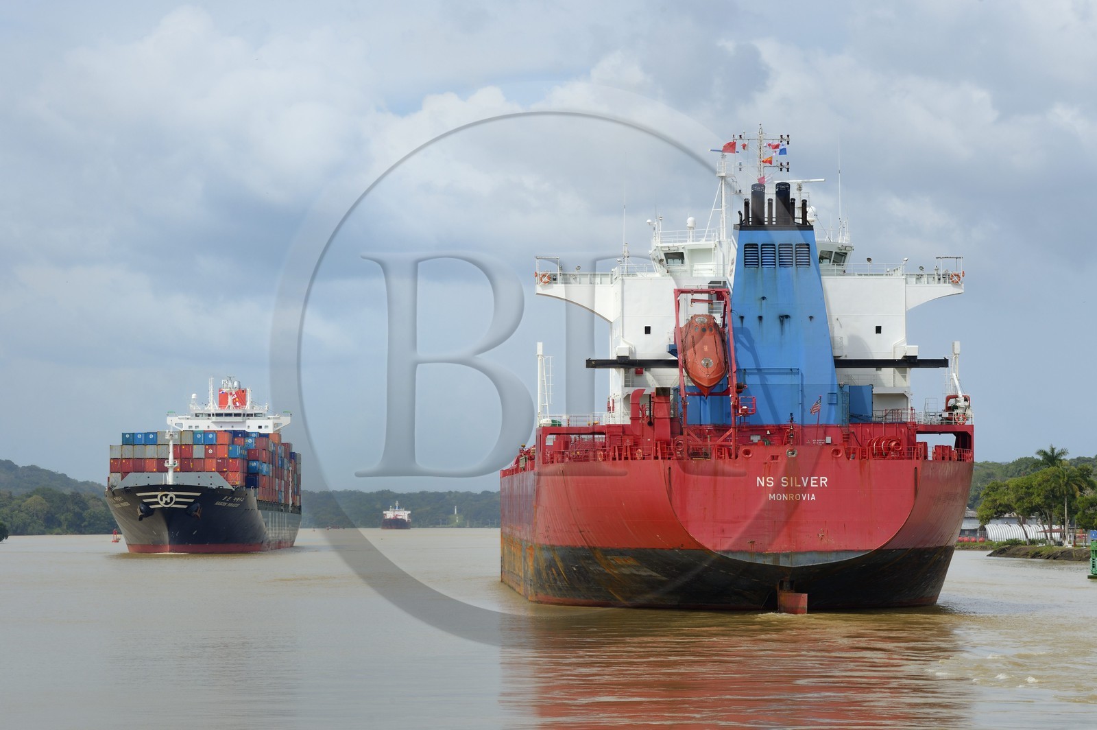 Panama, Canal de Panama à Gamboa, cargo Panamax porte-conteneurs coréen