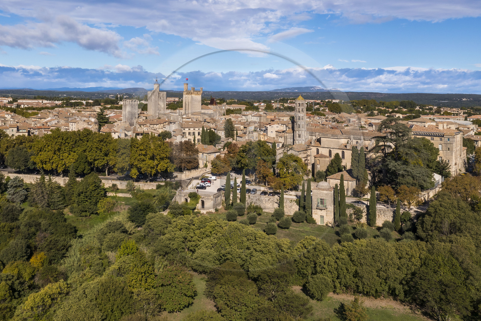 France, Gard (30), Uzès, la Tour du Roi, la Tour de l'Evêché, le chateau Ducal dit Le Duché avec la Tour Bermonde et la cathédrale Saint-Théodorit avec la tour Fenestrelle à droite (vue aérienne)