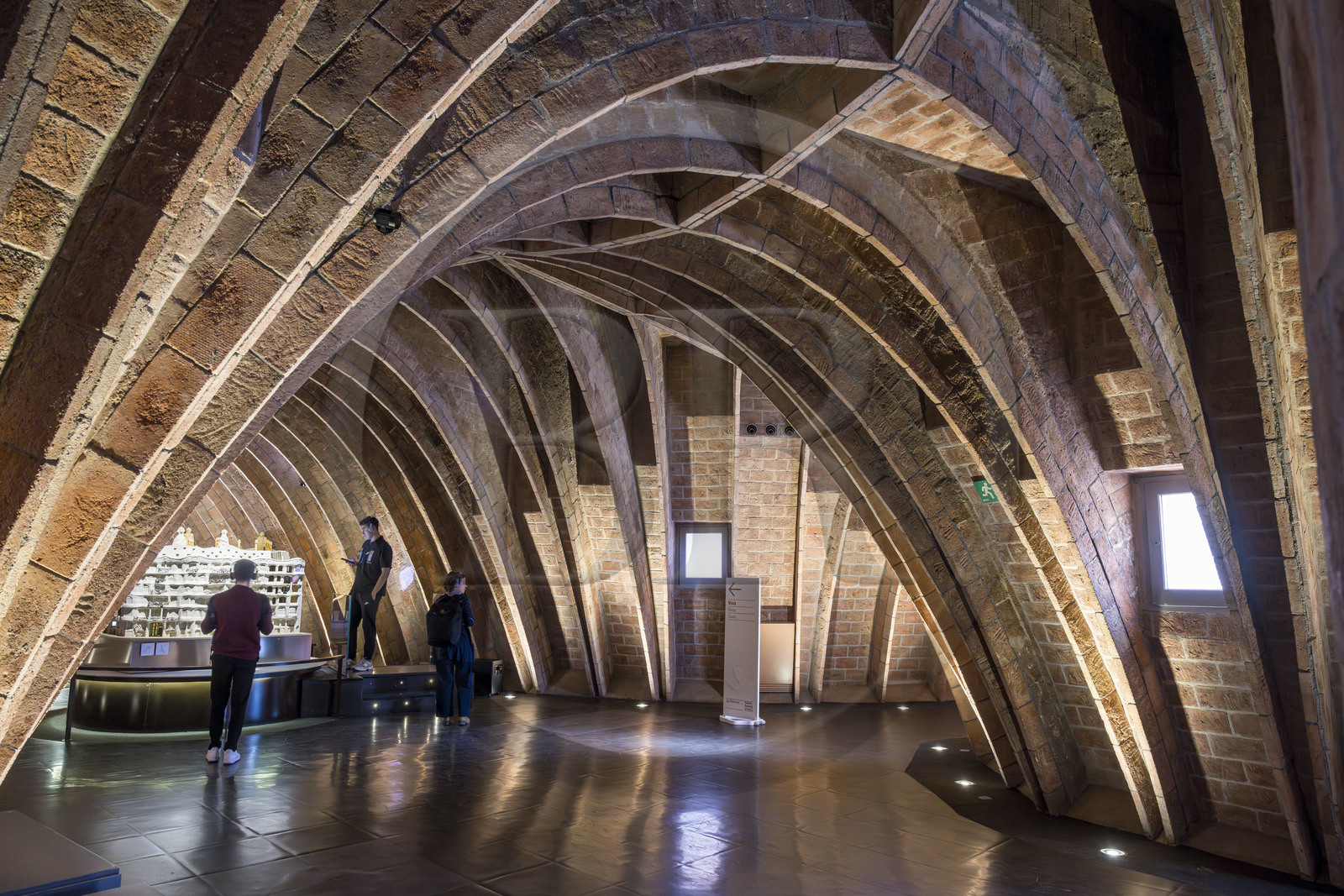 Espagne, Catalogne, Barcelone, quartier de l'Eixample, Passeig de Gracia, Pedrera ou Casa Mila (1905-1910) de l'architecte du modernisme catalan Antoni Gaudi, site classé au Patrimoine Mondial de l'UNESCO, les voûtes en chaînette des combles