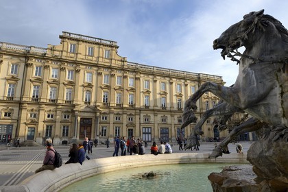 France, Rhône (69), Lyon, site historique classé Patrimoine Mondial de l'UNESCO, Place des Terreaux, la Fontaine de Bartholdi et le Palais Saint-Pierre aussi musée des Beaux-Arts