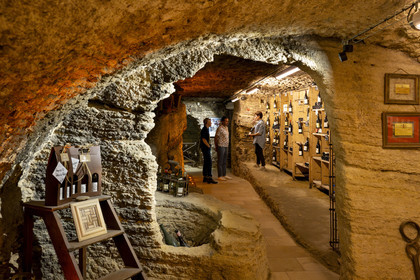France, Vaucluse (84), Châteauneuf-du-Pape, la Cave du Verger des Papes aménagée en caveau de présentation et dégustation dans un lieu historique