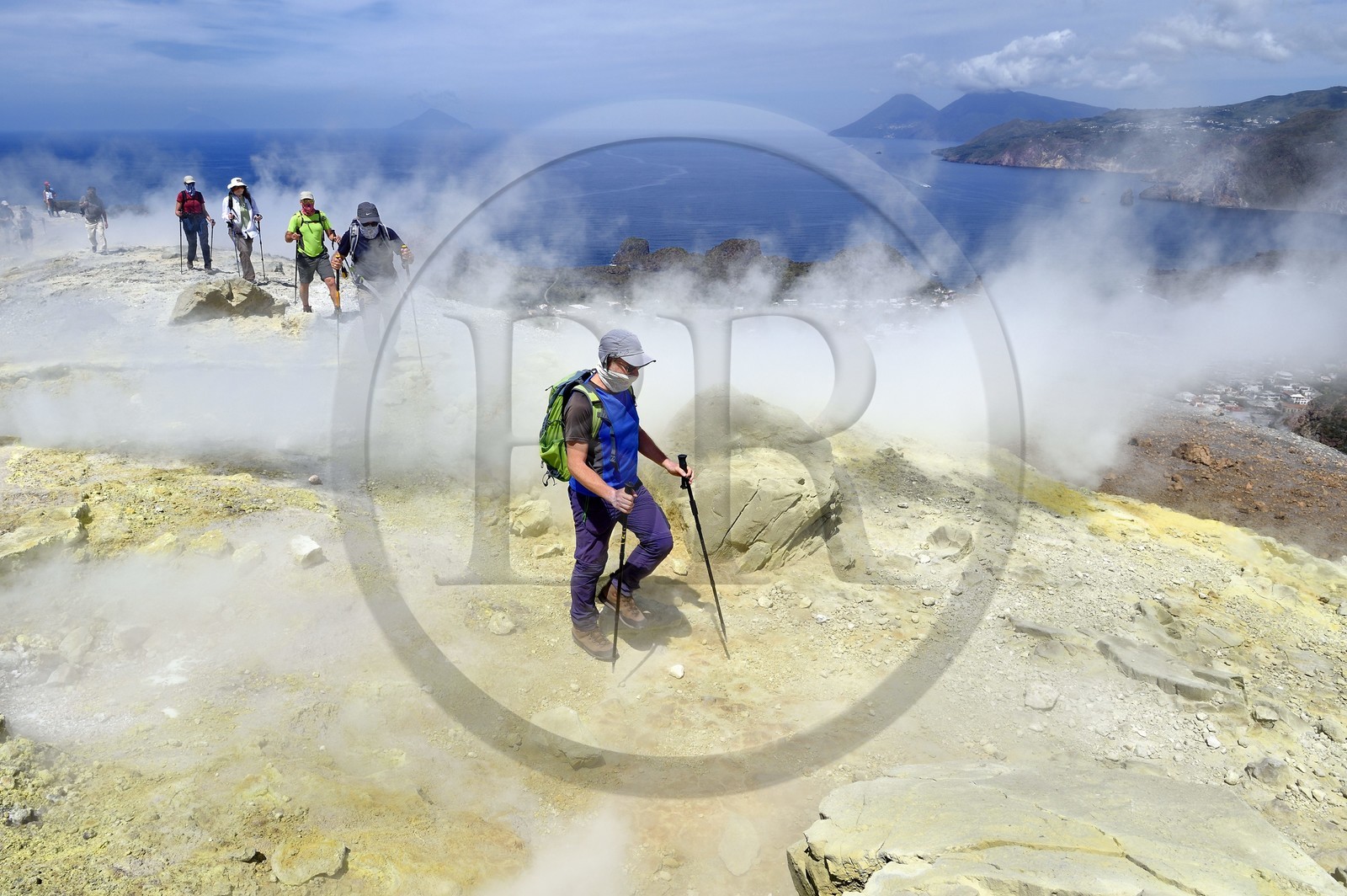 Italie, Sicile, iles Eoliennes, classées Patrimoine Mondial de l'UNESCO, ile de Vulcano, randonneurs dans l'ascension du cratère du volcan della Fossa à travers les fumerolles soufrées, l'Ile de Lipari puis Ile de Salina en arrière plan