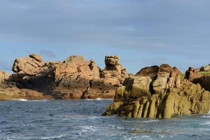 France, Côtes-d'Armor (22), Côte de Granit Rose, Perros-Guirec, Ploumanac'h, la pointe de Squewel France, Cotes-d'Armor, Cote de Granit Rose (the Pink Granite coast), Perros Guirec, Ploumanach, Pointe de Squewel