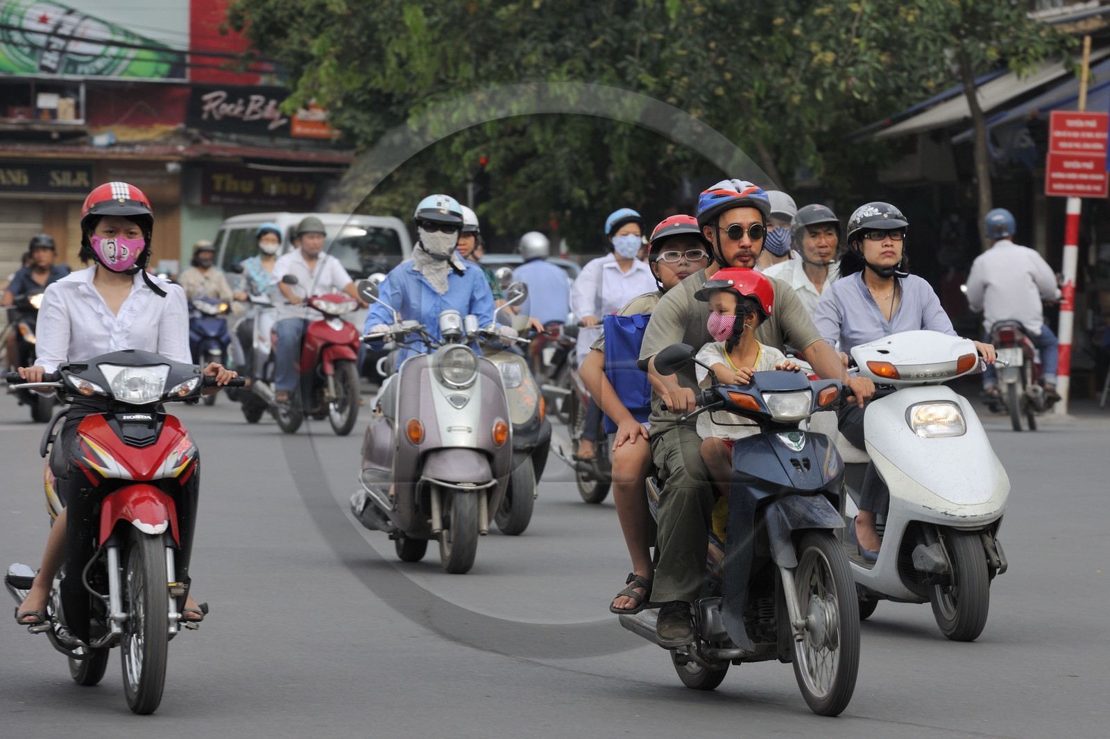 Vietnam, Hanoï, vieille ville, intense circulation sur le rond point au nord du lac Hoan Kiem appelé lac de l'épée restituée