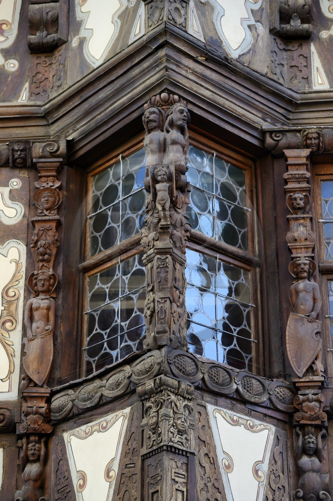 France, Bas Rhin (67), Saverne, détail de la façade de la Maison à colombage Katz du XVIIème siècle, oriel d'angle sculpté