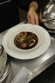 France, Côte d'Or (21), Dijon, Restaurant La Dame d'Aquitaine, le chef Laurent Perriguey présente ses oeufs en meurette