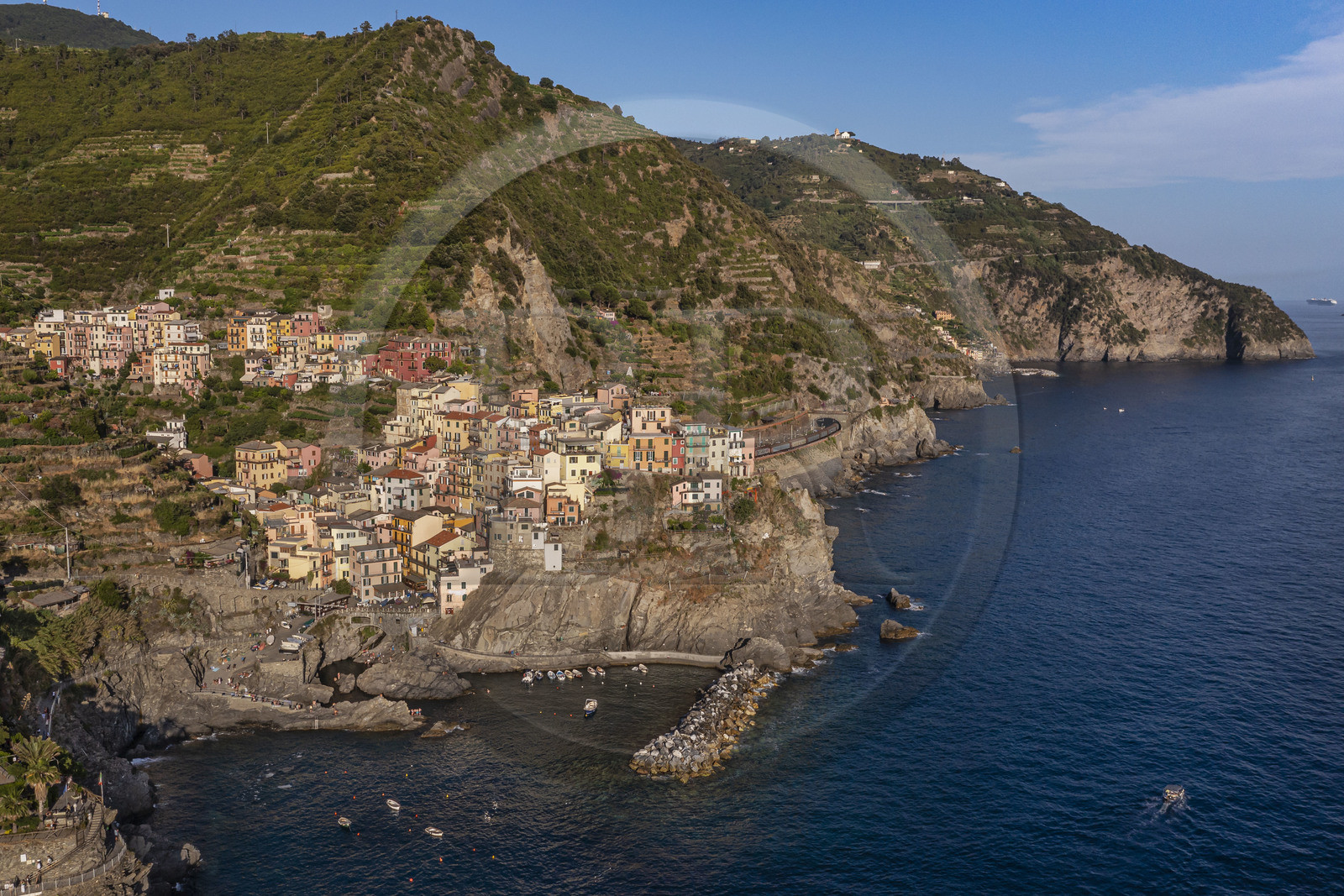 Italie, Ligurie, Cinque Terre, parc national des Cinque Terre classé Patrimoine Mondial de l'UNESCO, village de Manarola et son port (vue aérienne)
