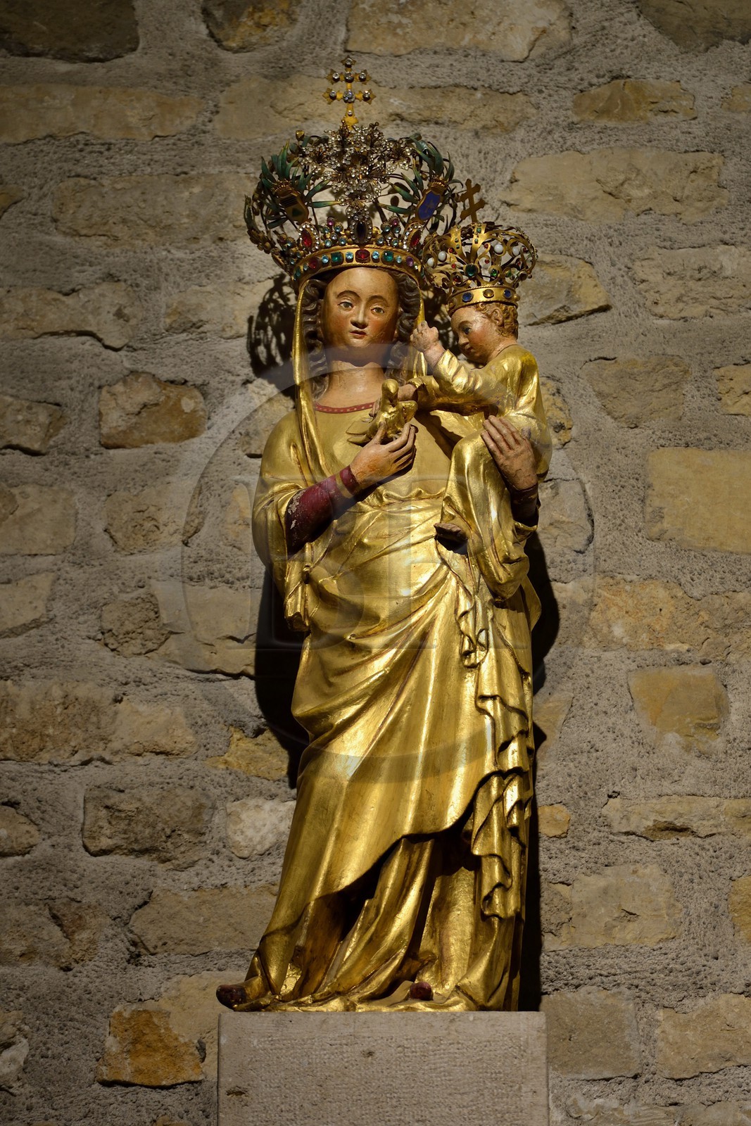 France, Meurthe-et-Moselle (54), pays du Saintois, colline de Sion-Vaudémont, basilique Notre-Dame de Sion, statue de Notre-Dame de Sion, Vierge couronnée en pierre dorée du XVéme siècle