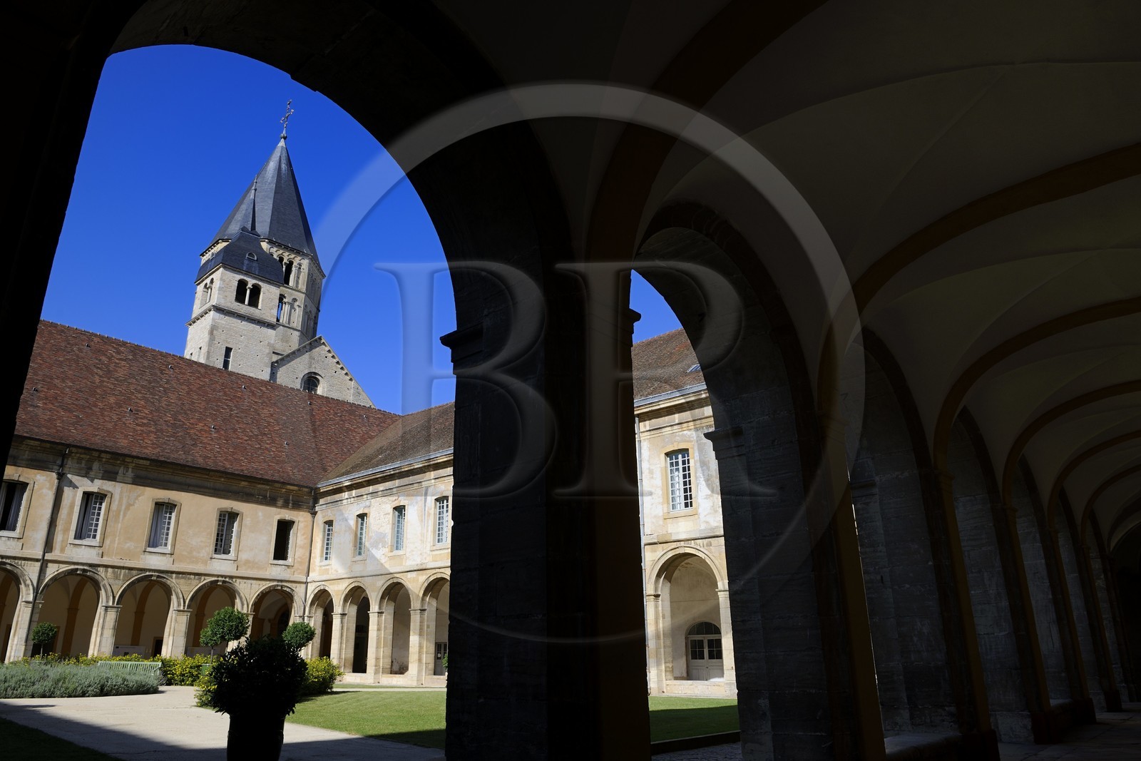 France, Saône et Loire (71), ancienne abbaye de Cluny, cour de l'école des Arts et Métiers et clochers de l'Eau Bénite et de l'Horloge