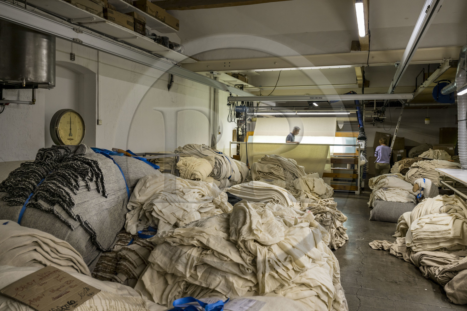 France, Vaucluse (84), L'Isle-sur-la-Sorgue, Manufacture Brun de Vian-Tiran, industrie textile lainière labellisée Entreprise du patrimoine vivant, atelier d'épincetage