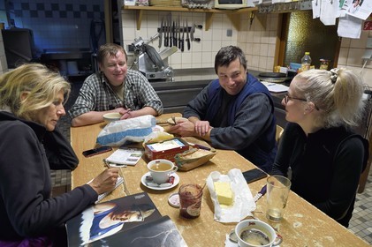 France, Haut-Rhin (68), Wasserbourg, Ferme-auberge Buchwald, le marcaire Michel Wehrey à sa table de cuisine avec sa fille Julie à droite