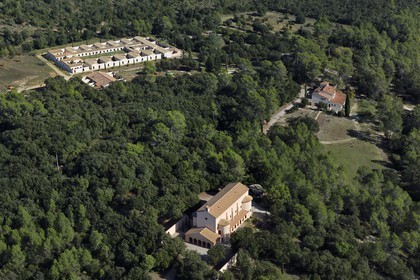 France, Var (83), Abbaye cistercienne du Thoronet (vue aérienne)