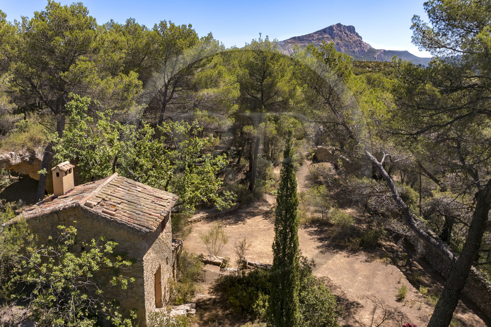 France, Bouches-du-Rhône (13), Aix en Provence, le cabanon (bastidon) de Paul Cezanne dans les carrières de Bibemus, il le loue entre 1895 et 1904, la montagne Sainte Victoire en arrière plan (vue aérienne)