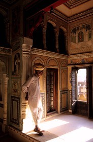 Inde, état du Rajasthan, ville de Nawalgarh, Choti Bhagaton Ki Haveli (maison), chambre des femmes richement décorée