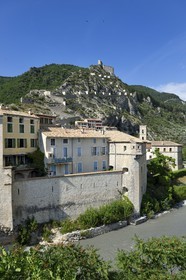 France, Alpes-de-Haute-Provence (04), cité médiévale d'Entrevaux dominée par sa citadelle et fortifiée par Vauban, bordée par le fleuve Var