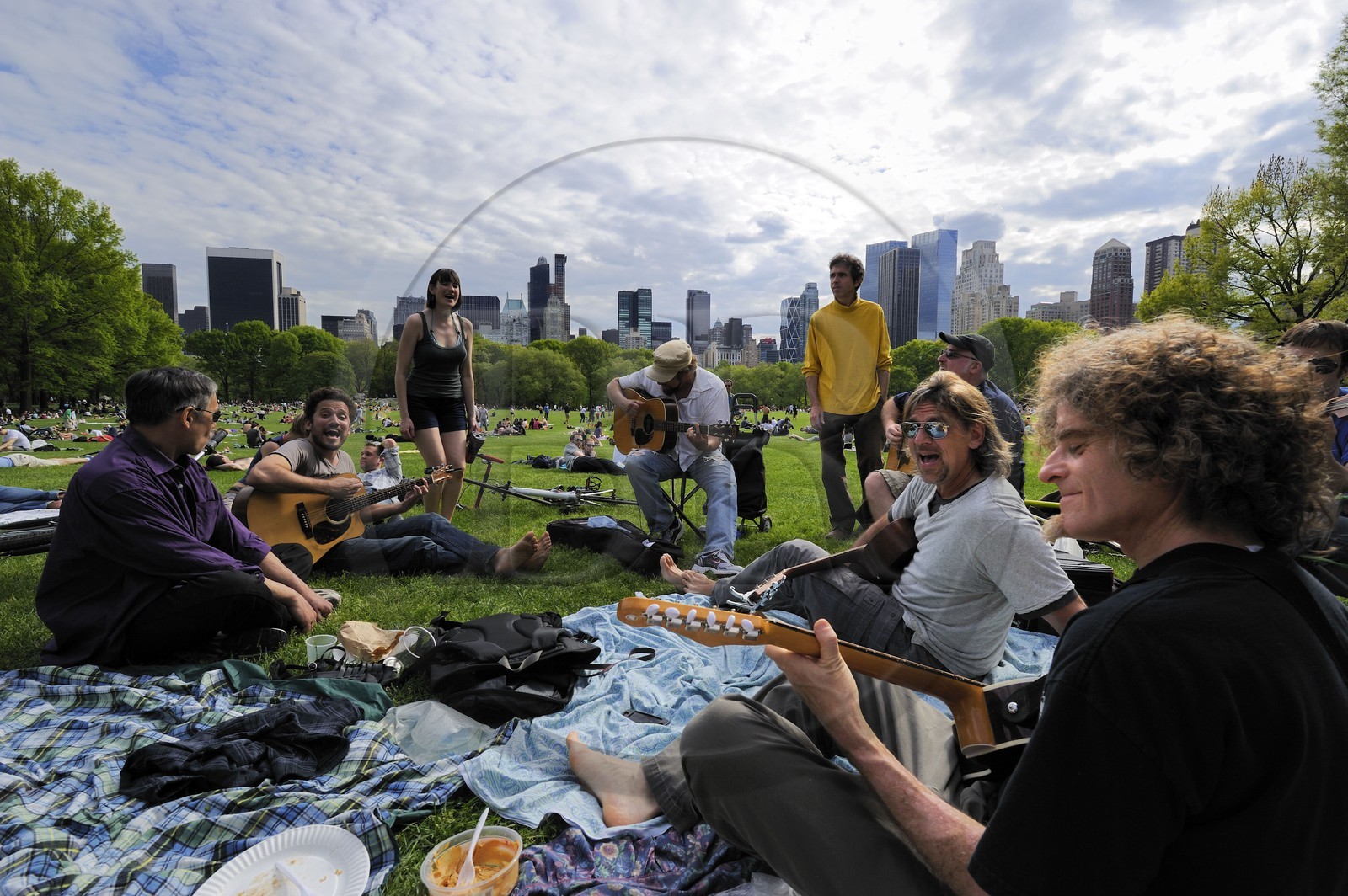 Etats-Unis, New York, Manhattan, Central Park, un dimanche sur le Sheep Meadow, rencontre d'un groupe d'ami musiciens