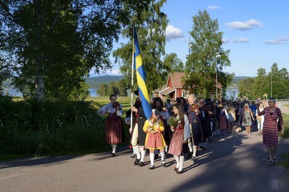 Sweden, Dalarna County, Leksand area, parade in traditional costume for the Midsummer celebrations in the tiny hamlet of Hjulbäck