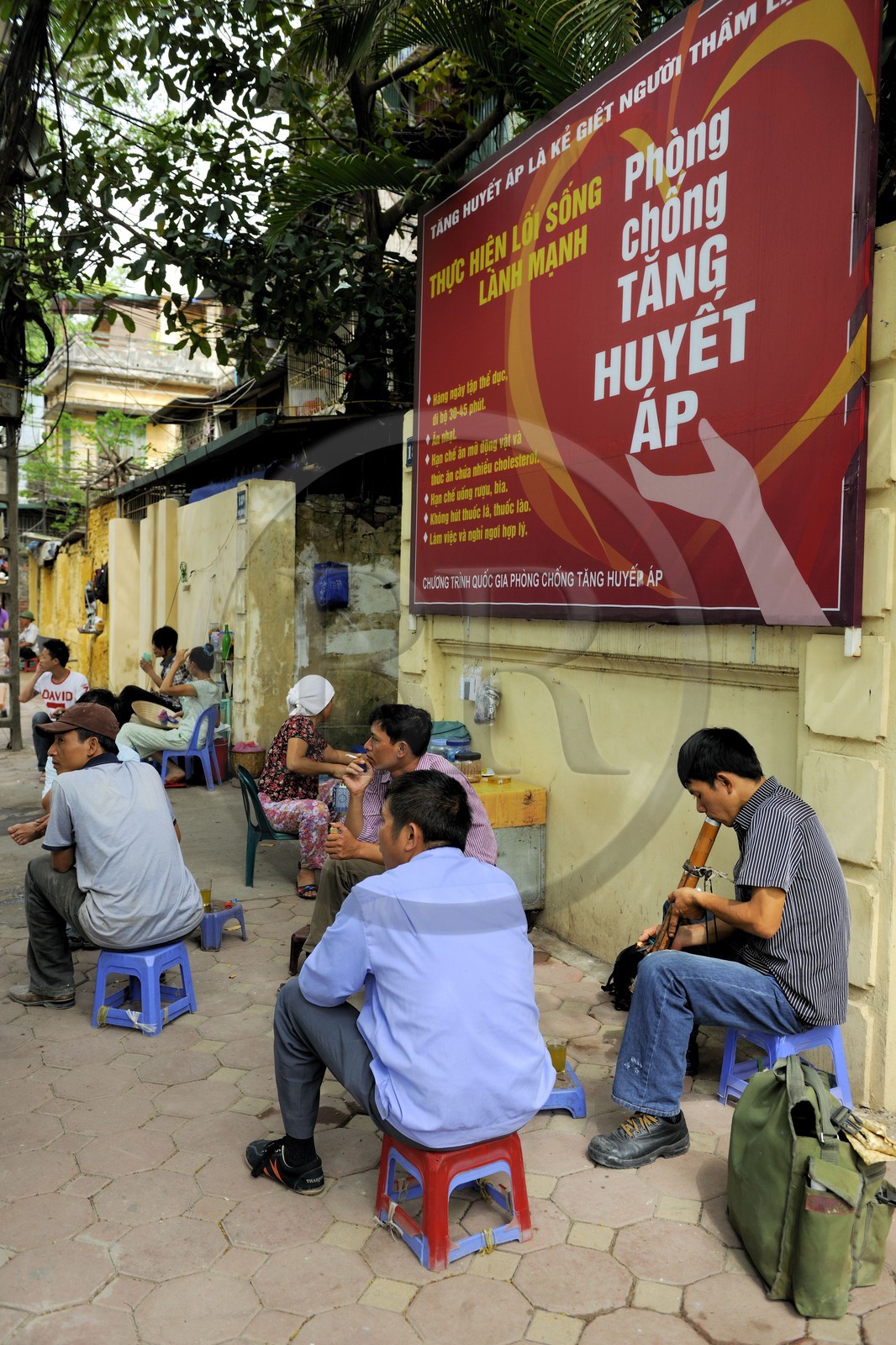 Vietnam, Hanoï, fumeur de tabac dans une pipe à eau appelée bang