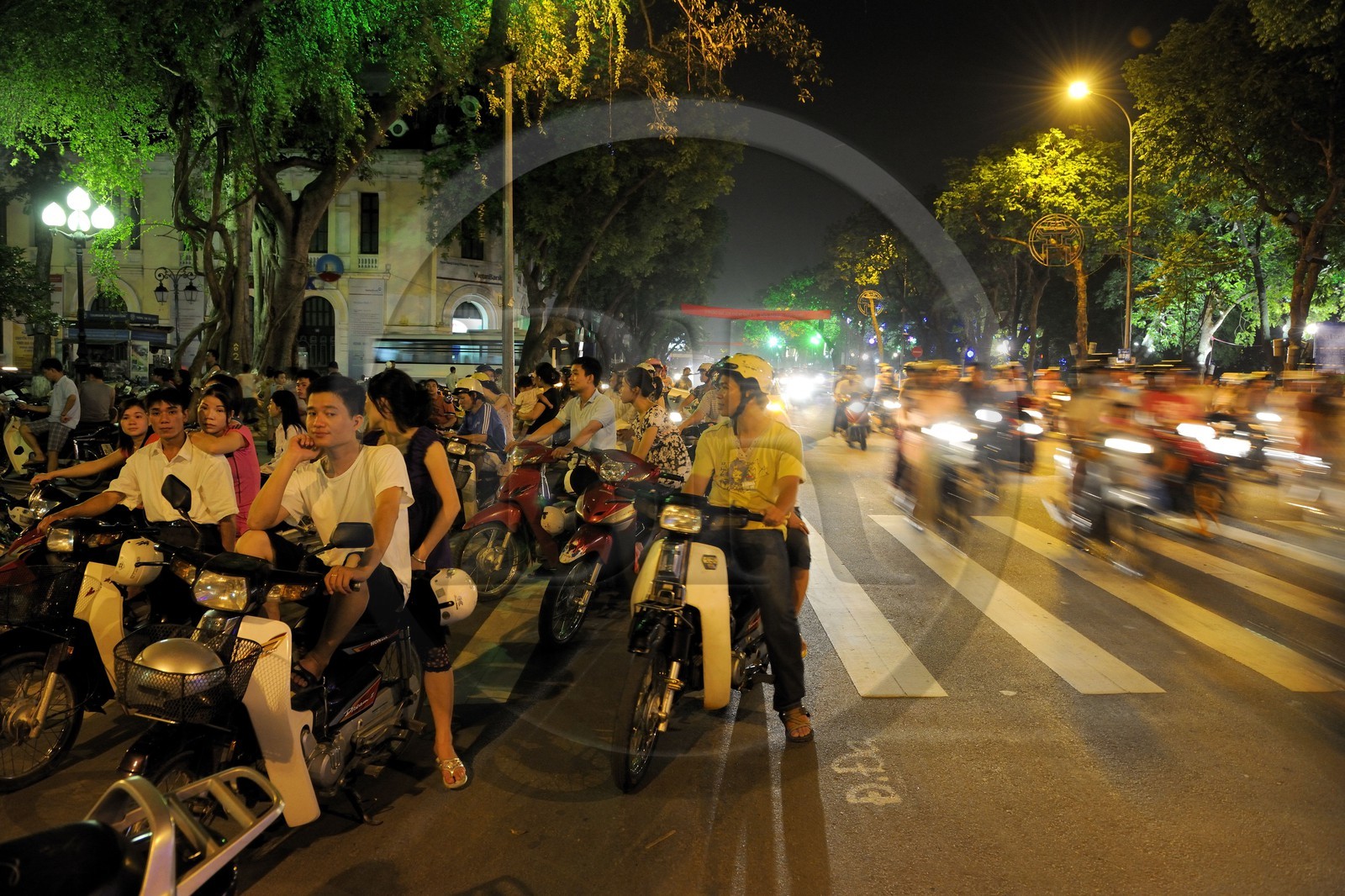 Vietnam, Hanoï, vieille ville, lac Hoan Kiem appelé le petit lac ou lac de l'épée restituée, sortie du samedi soir en moto