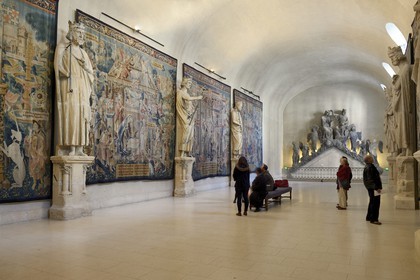 France, Marne (51), Reims, le Palais du Tau, classé Patrimoine Mondial de l'UNESCO, salle du couronnement de la Vierge, tapisseries représentant l'Histoire de la vie de la Vierge et statues de la Galerie des Rois provenant de la Cathédrale