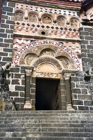 France, Haute-Loire (43), Aiguilhe, commune limitrophe du Puy-en-Velay, étape classée Patrimoine Mondial de l'UNESCO dans le cadre des chemins de Compostelle, la Chapelle Saint-Michel d'Aiguilhe, le portail surmonté d'un arc trilobé et de mosaïques de pierres polychromes