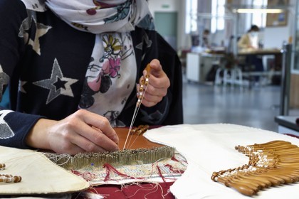 France, Haute-Loire (43), Le Puy-en-Velay, Atelier conservatoire national de la dentelle du Puy, dentelle au fuseau sur des créations d’artistes commandées par le département du mobilier national,  dentellière sur un carreau traditionnel