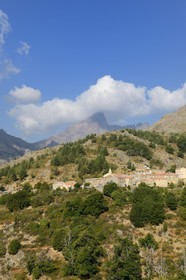 France, Haute-Corse (2B), région du Niolu (Niolo), Calasima plus haut village de Corse (1 095m) au pied de la montagne du Paglia Orba en forme d’aileron de requin