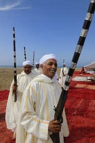 Maroc, région de l'Oriental, danse et musique traditionnelle la Reggada sur une plage